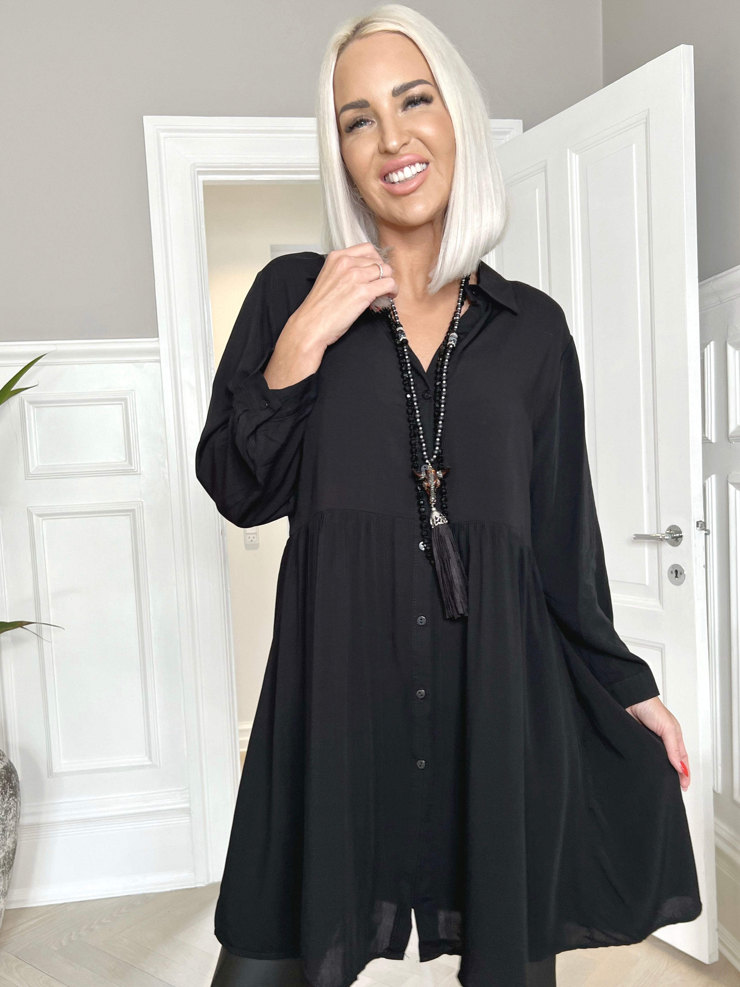 Katinka - Skjortklänning i lös passform - Black